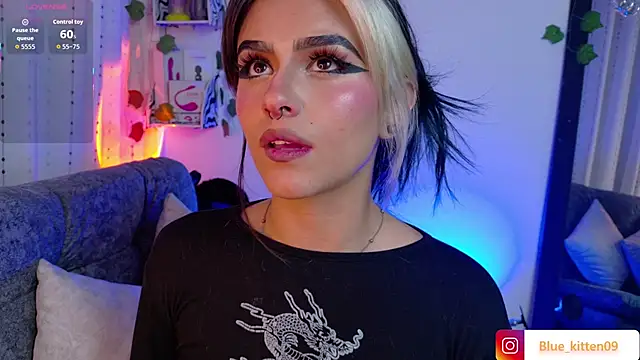 Snapshot of blue_kitten chatting on November 28, 4:04 am blue kitten online show from November 28, 4:04 am