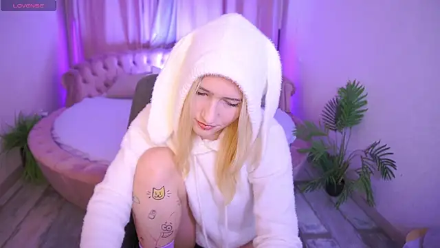 LilElfie online show from November 16, 9:26 am