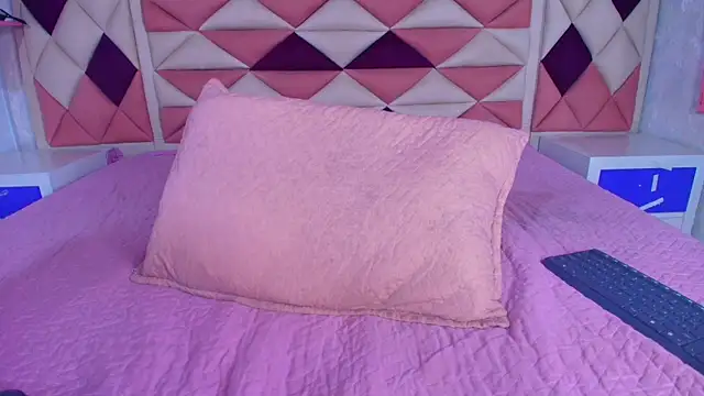 valecastro  online show from September 13, 7:24 pm