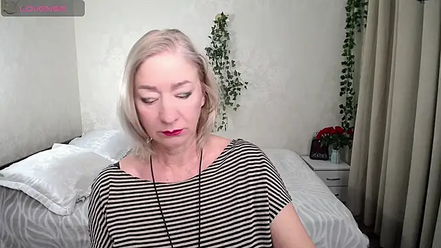 hunters woman online show from November 29, 10:35 pm