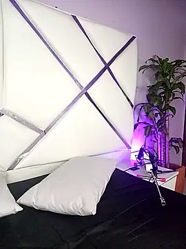 Dulce Pettit online show from October 18, 11:55 am