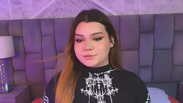 Snapshot of Maxxxine1 chatting on December 4, 10:07 pm Maxxxine1 online show from December 4, 10:07 pm