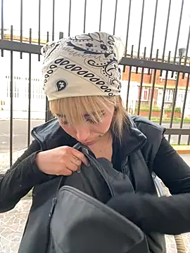 Snapshot of Sallem_Pink chatting on December 1, 11:15 am Sallem Pink online show from December 1, 11:15 am