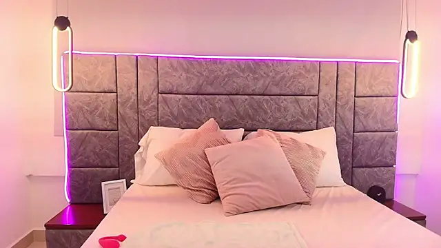 abril  lee   online show from November 15, 11:29 am