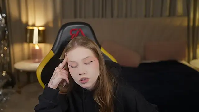 Esmie Smile online show from September 19, 10:32 pm