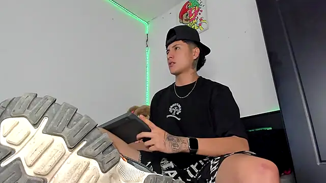 Mateo Escobar online show from November 18, 1:33 am