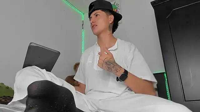 Mateo Escobar online show from November 21, 10:52 pm