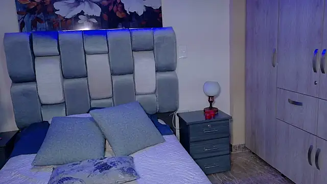 saramikaelson online show from September 10, 8:53 pm