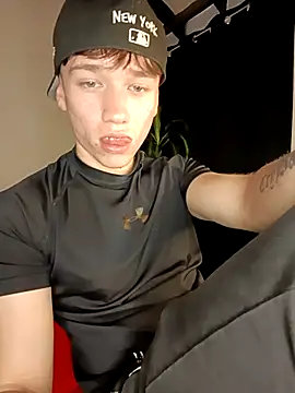 Snapshot of Logan_sixxer chatting on September 18, 9:39 pm Logan sixxer online show from September 18, 9:39 pm