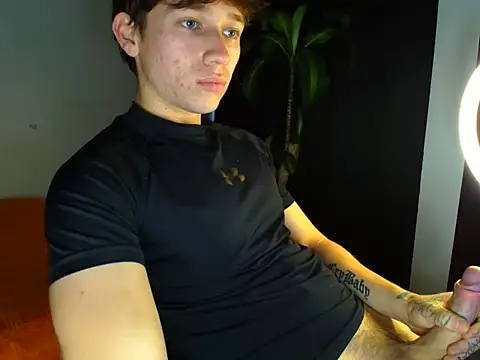 Snapshot of Logan_sixxer chatting on November 8, 9:13 pm Logan sixxer online show from November 8, 9:13 pm