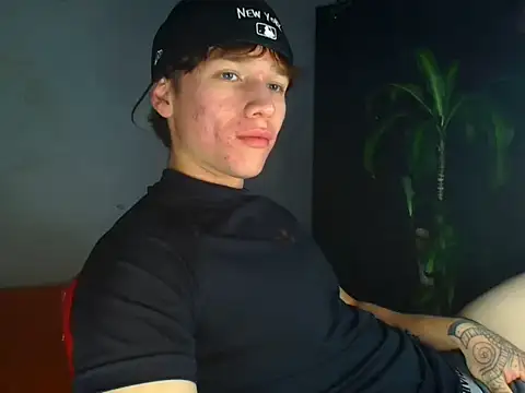 Snapshot of Logan_sixxer chatting on November 14, 11:13 pm Logan sixxer online show from November 14, 11:13 pm