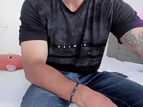 Snapshot of Edy_coltt chatting on September 10, 1:33 pm Edy coltt online show from September 10, 1:33 pm