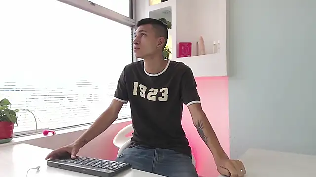 AmelieAndAce online show from September 19, 1:01 pm