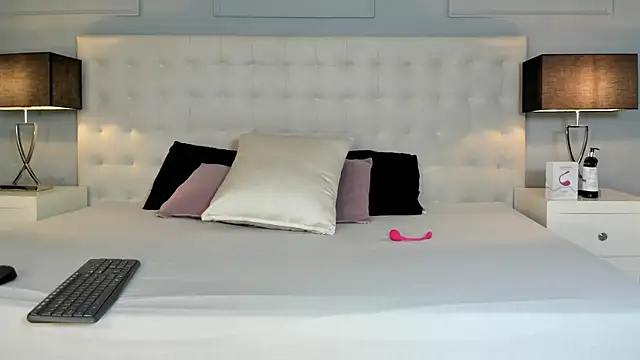 KellyRooss online show from October 1, 12:00 pm