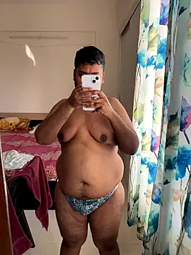 Snapshot of blrguychub chatting on December 4, 4:33 am blrguychub online show from December 4, 4:33 am