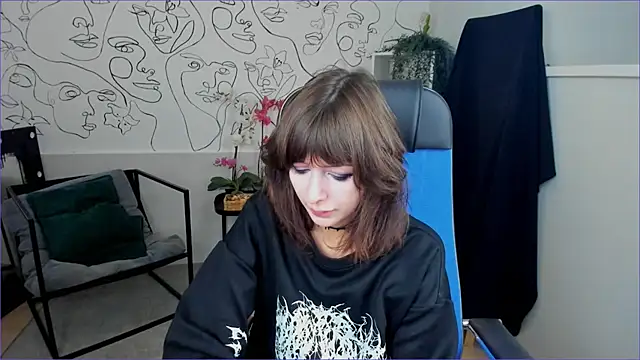 Snapshot of CrystallBloom chatting on September 30, 2:05 am CrystallBloom online show from September 30, 2:05 am