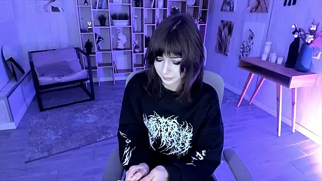 Snapshot of CrystallBloom chatting on October 1, 1:11 am CrystallBloom online show from October 1, 1:11 am