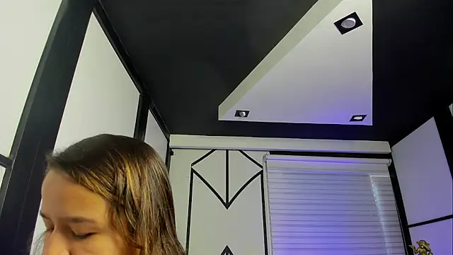 Snapshot of ElaBourn_ chatting on September 17, 1:13 pm ElaBourn online show from September 17, 1:13 pm