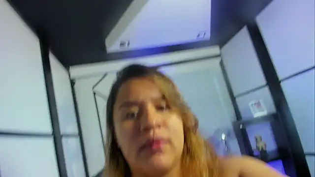 Snapshot of ElaBourn_ chatting on October 17, 2:08 pm ElaBourn online show from October 17, 2:08 pm