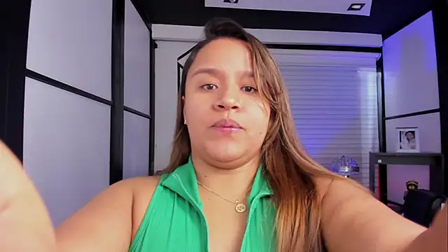 Snapshot of ElaBourn_ chatting on October 21, 2:07 pm ElaBourn online show from October 21, 2:07 pm