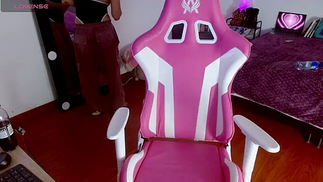 larah uwu online show from September 10, 7:36 pm