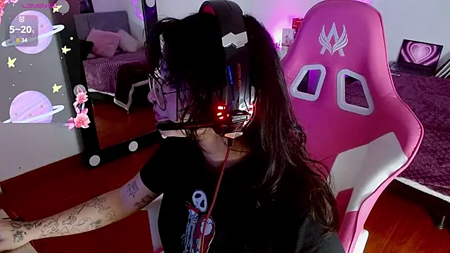 larah uwu online show from September 15, 8:20 pm