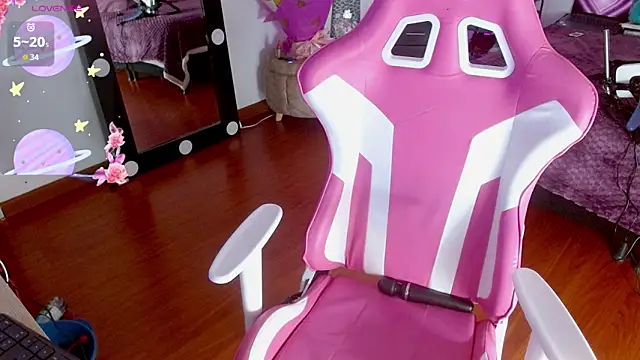 larah uwu online show from September 26, 7:29 pm