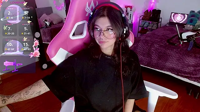 larah uwu online show from September 29, 8:24 pm