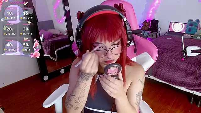 larah uwu online show from October 3, 7:33 pm