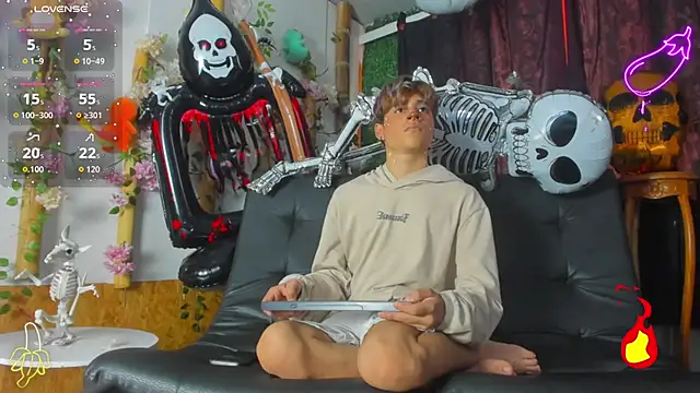 Snapshot of spicy_adonhis chatting on October 24, 7:21 pm spicy adonhis online show from October 24, 7:21 pm