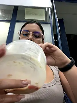 Snapshot of LICEET chatting on October 6, 11:46 pm LICEET online show from October 6, 11:46 pm