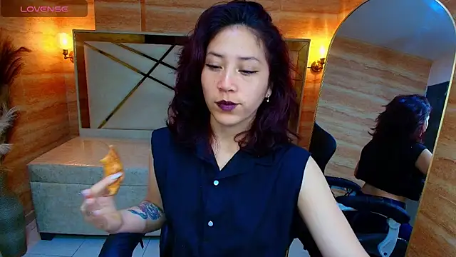 Snapshot of valentina_r_ chatting on December 4, 12:47 pm valentina r online show from December 4, 12:47 pm