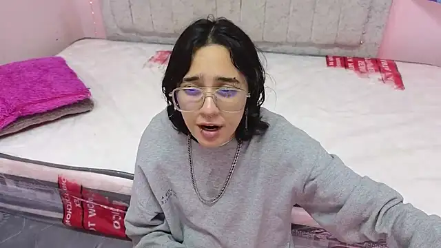 katalinathxandbritney1 online show from September 14, 9:58 pm