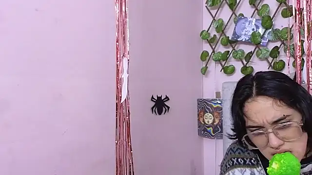 katalinathxandbritney1 online show from October 6, 11:13 pm