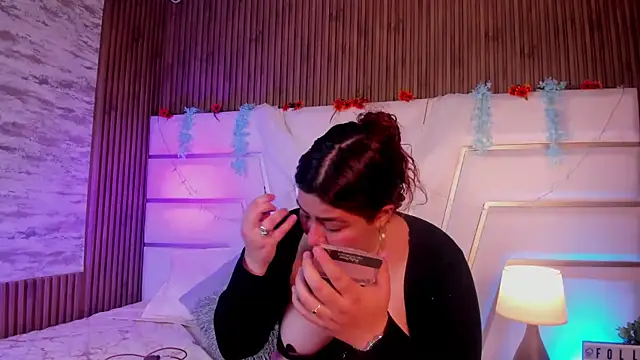 Snapshot of AdelaTaylor chatting on October 6, 5:43 pm AdelaTaylor online show from October 6, 5:43 pm