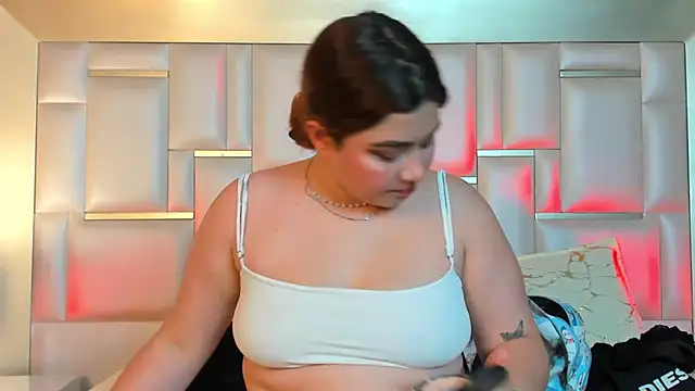 Snapshot of AdelaTaylor chatting on November 6, 11:44 am AdelaTaylor online show from November 6, 11:44 am