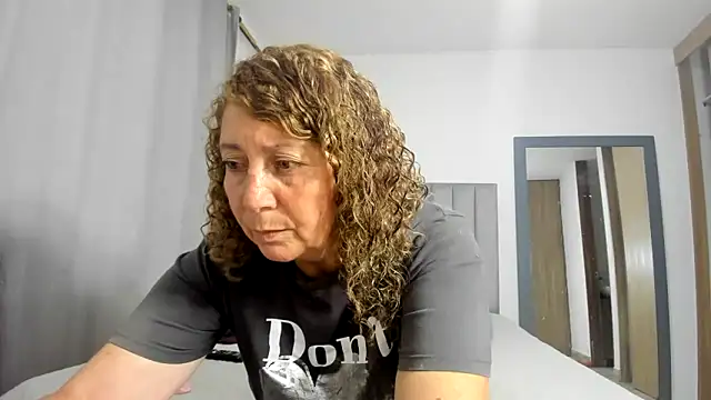 Snapshot of sarita_mature chatting on December 5, 1:25 am sarita mature online show from December 5, 1:25 am