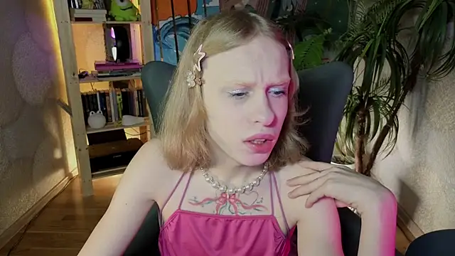 Snapshot of BarbieRichy chatting on October 19, 5:19 am BarbieRichy online show from October 19, 5:19 am