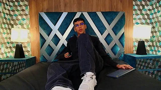 Snapshot of Aiden_Royce chatting on September 11, 5:18 am Aiden Royce online show from September 11, 5:18 am