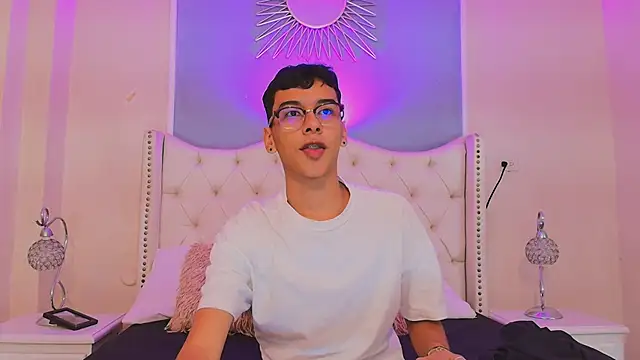 Snapshot of Aiden_Royce chatting on September 13, 8:19 pm Aiden Royce online show from September 13, 8:19 pm