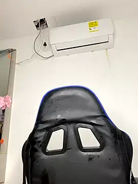 Rousevans  online show from November 1, 4:25 am