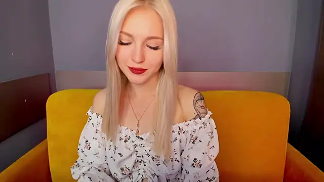 LisaFoxyMe online show from October 29, 9:00 am