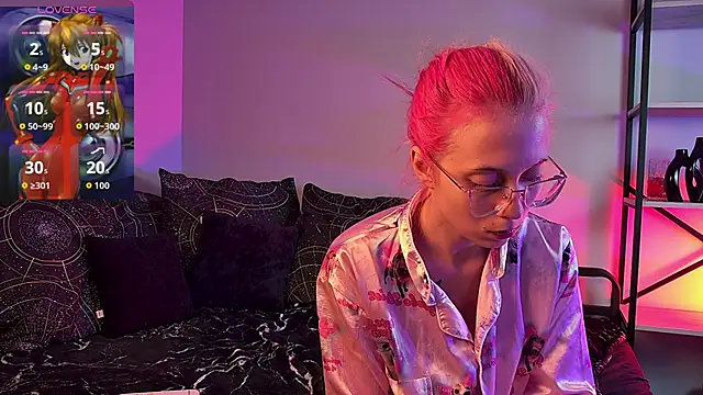 Snapshot of SakuraBliss chatting on October 5, 4:27 pm SakuraBliss online show from October 5, 4:27 pm