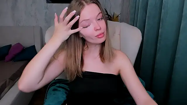 LaurennHill online show from October 12, 12:20 am