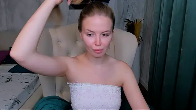 LaurennHill online show from October 26, 12:16 am