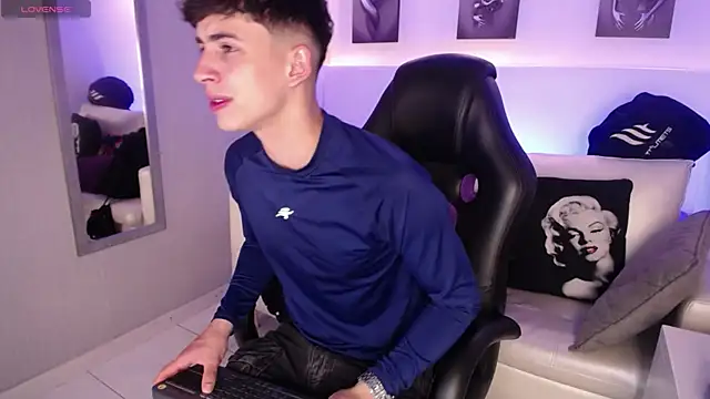 Snapshot of AdrianRinaldi chatting on September 12, 7:58 pm AdrianRinaldi online show from September 12, 7:58 pm