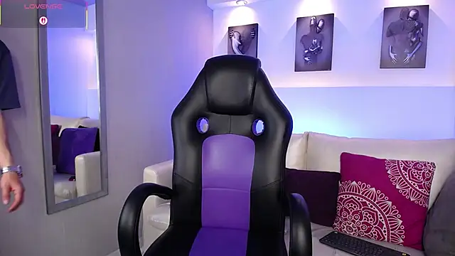 Snapshot of AdrianRinaldi chatting on September 19, 7:47 pm AdrianRinaldi online show from September 19, 7:47 pm