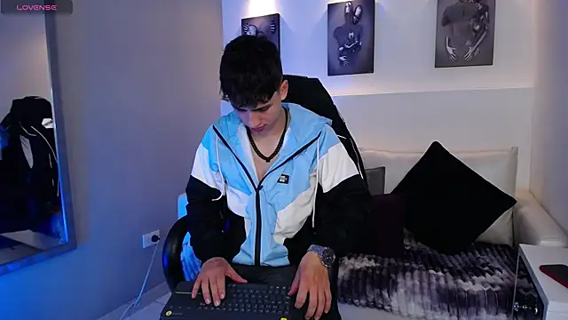 Snapshot of AdrianRinaldi chatting on September 23, 8:12 pm AdrianRinaldi online show from September 23, 8:12 pm