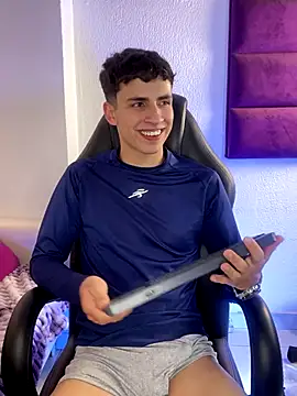 Snapshot of AdrianRinaldi chatting on September 28, 8:20 am AdrianRinaldi online show from September 28, 8:20 am