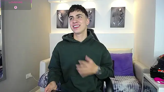 Snapshot of AdrianRinaldi chatting on October 4, 8:29 pm AdrianRinaldi online show from October 4, 8:29 pm